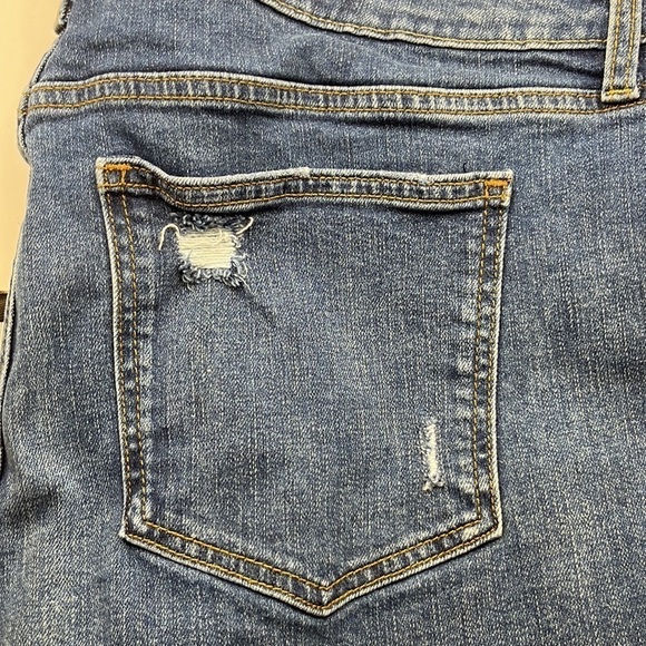 GAP Maternity Cuffed Shorts Size 33 / 16 R - Picture 10 of 16